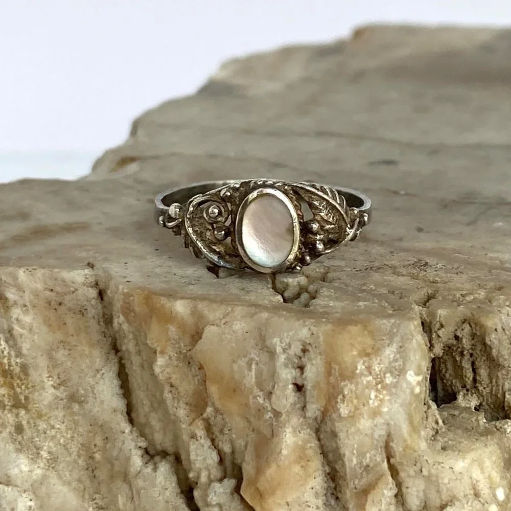 Sterling Silver 925 Southwest Style Oval Mother Of Pearl Feather Leaf Ring 6.5